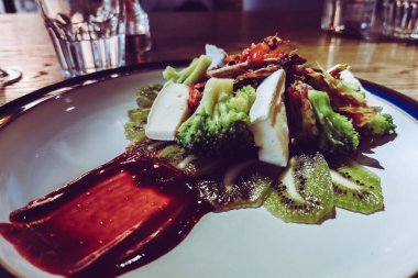 Krem peynirli salata.