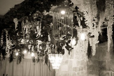 İç kısımda taze çiçekler var.