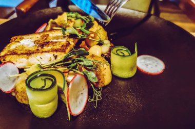 Sebze geçmişi olan ızgara turna balığı.