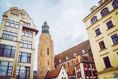 Wroclaw, Polonya - 15 Haziran 2019 Wroclaw Evleri ve Wroclaw şehrinin sokakları. Şehir manzarası