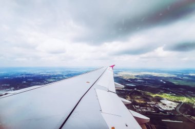 Uçak penceresinden, kanat görüntüsü