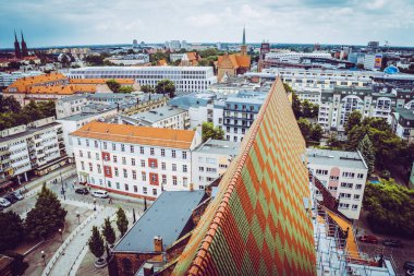 Wroclaw, Polonya - 15 Haziran 2019 Wroclaw Evleri ve Wroclaw şehrinin sokakları. Şehir manzarası