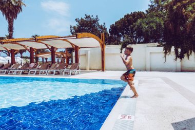 Çocuk havuza atladı.