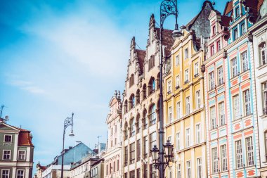 Eski renkli evleri olan Wroclaw merkez pazar meydanı