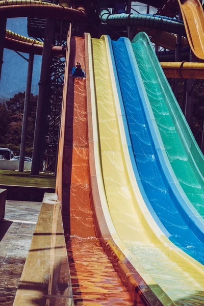 Menino Monta Slide Parque Aquático — Fotografia de Stock