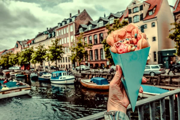 Eiswaffel Vor Dem Hintergrund Kopenhagens — Stockfoto