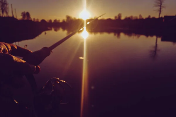 湖でパイク釣り 釣りのレクリエーション — ストック写真