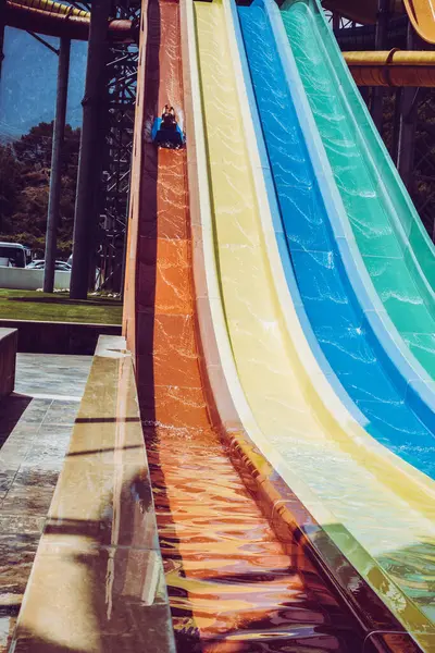 Jongen Rijdt Een Dia Het Waterpark — Stockfoto