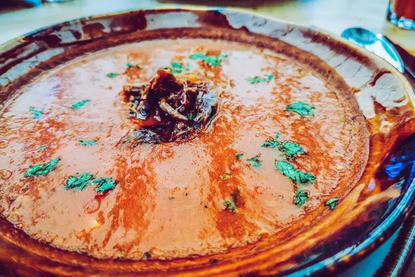 Ντοματόσουπα Στο Πιάτο Τροφίμων Φόντο — Φωτογραφία Αρχείου