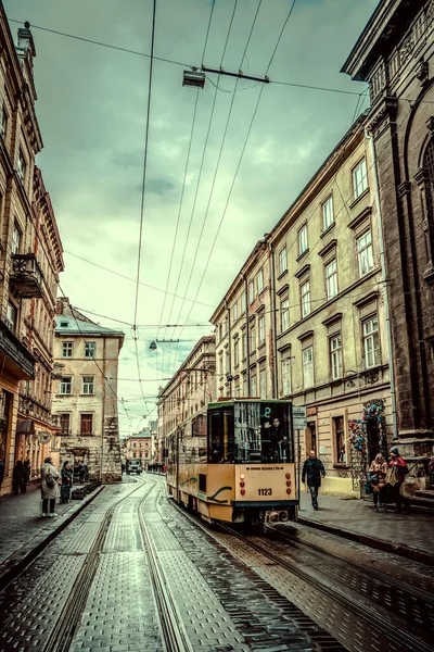 宏伟的冬季利沃夫建筑和街道 — 图库照片