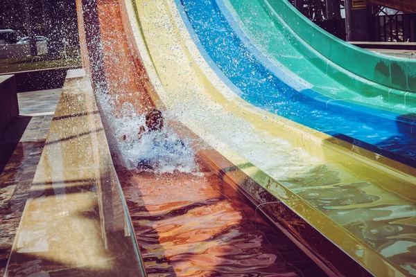 Jongen Rijdt Een Dia Het Waterpark — Stockfoto