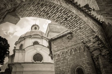 Muhteşem Mimarlık ve Kırbaç Kiliseleri