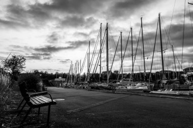 Akşamları güzel rıhtımlar ve güzel yelkenli yatlar.