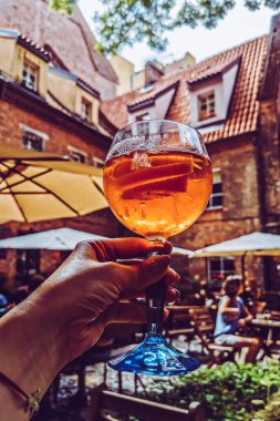 Eski ve güzel bir avluda alkol içmek.