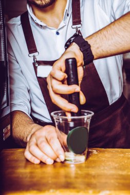 Mojito yapımı kafenin arka planında