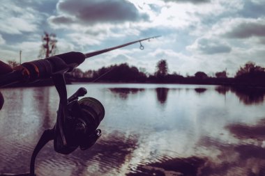 Gölde balık tutmak.