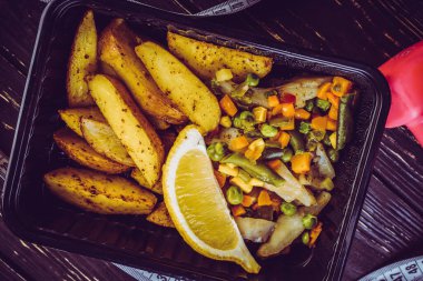 Balık ve sebzeli fırında patates.