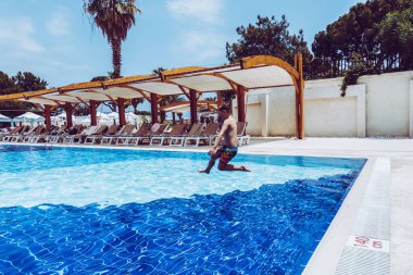 Çocuk havuza atladı.