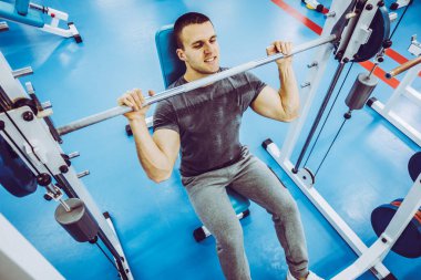 Bir adam spor salonuna gider.