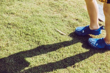 Çocuk ip parkında oynuyor.