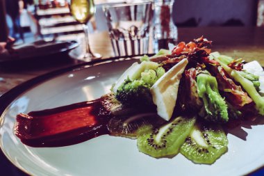 Krem peynirli salata.