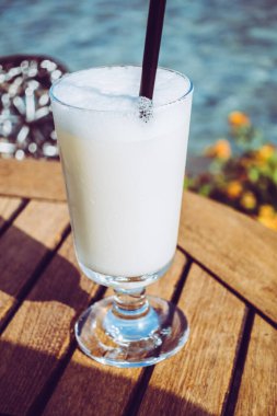 Deniz kenarındaki barda kokteyller.