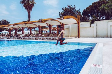 Çocuk havuza atladı.