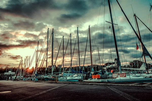 Vacker Brygga Kvällen Med Vackra Segelbåtar — Stockfoto