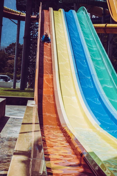 Jongen Rijdt Een Dia Het Waterpark — Stockfoto