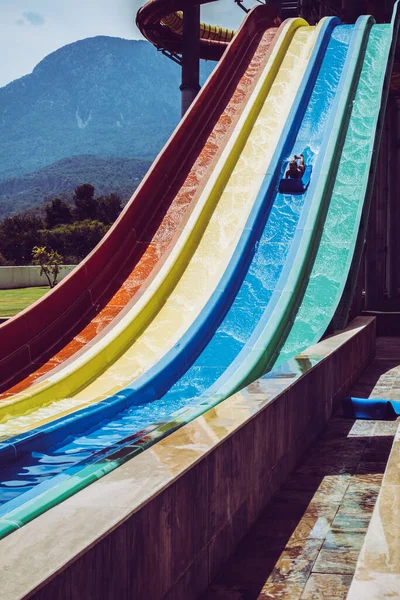 Menino Monta Slide Parque Aquático — Fotografia de Stock