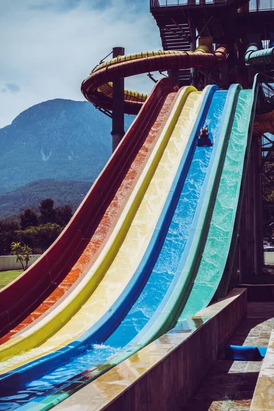 Menino Monta Slide Parque Aquático — Fotografia de Stock