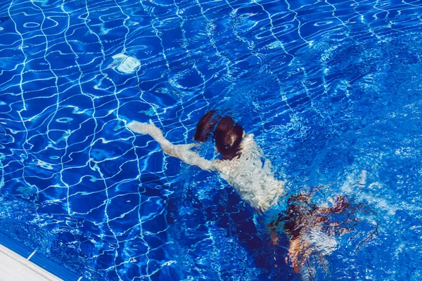 Der Junge Springt Den Pool — Stockfoto