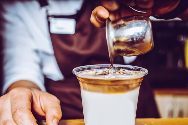 Barista Dělá Kávu Kavárně Pozadí — Stock fotografie