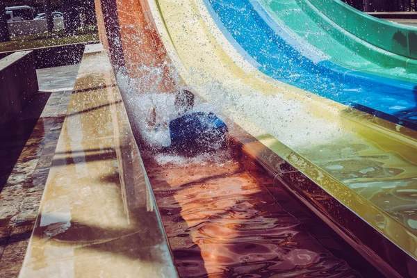 Jongen Rijdt Een Dia Het Waterpark — Stockfoto