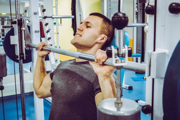 Een Man Gaat Sporten Sportschool — Stockfoto