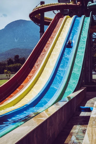 Jongen Rijdt Een Dia Het Waterpark — Stockfoto