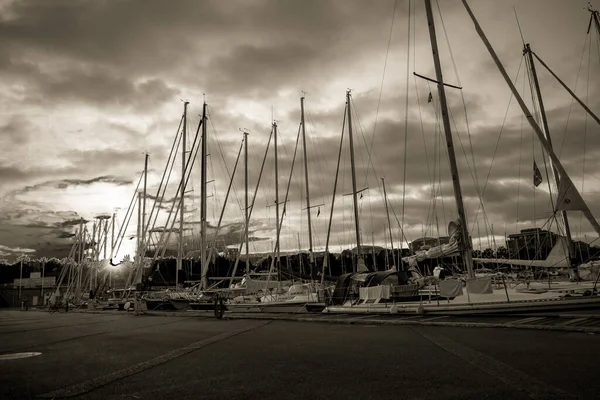 Vacker Brygga Kvällen Med Vackra Segelbåtar — Stockfoto