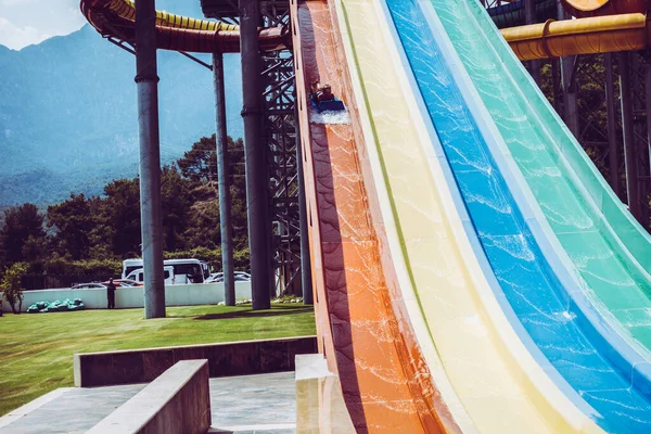 Menino Monta Slide Parque Aquático — Fotografia de Stock