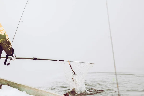Pesca Alla Trota Sullo Sfondo Del Lago — Foto Stock