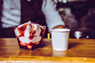 Ahşap arka planda kahve ve dondurma.