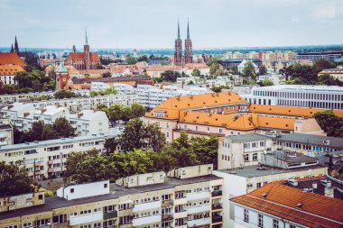 Wroclaw, Polonya - 15 Haziran 2019 Wroclaw Evleri ve Wroclaw şehrinin sokakları. Şehir manzarası