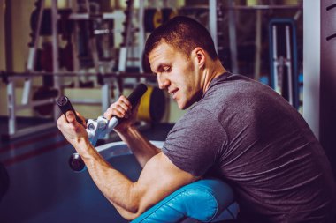 Spor salonunda antrenman yapan bir adam, spor, sağlık...