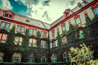 Muhteşem Mimarlık ve Kırbaç Kiliseleri