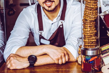 Barista kafenin arka planında kahve yapıyor.