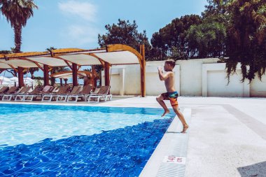 Çocuk havuza atladı.