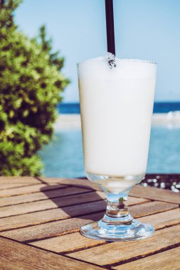Deniz kenarındaki barda kokteyller.