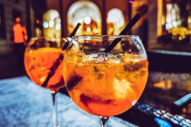 Akşam kafesinde Aperol kokteyli.