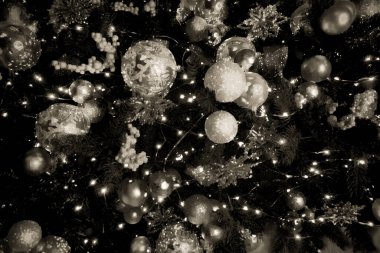 İç kısımda taze çiçekler var.