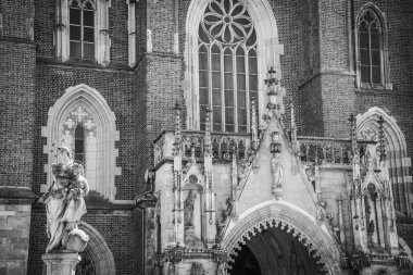 Muhteşem Mimarlık ve Kırbaç Kiliseleri