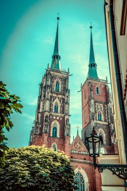 Muhteşem Mimarlık ve Kırbaç Kiliseleri